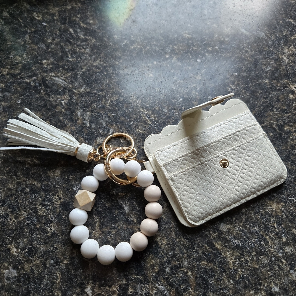 SHEIN White and Gold Key Card Holder - Picture 11 of 11